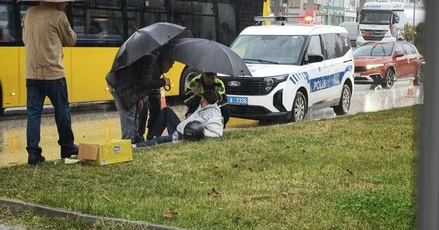 Yağmur altında ıslanan yaralıya trafik polisi şemsiye tuttu Kastamonu Haber Habertürk Yerel Haberler