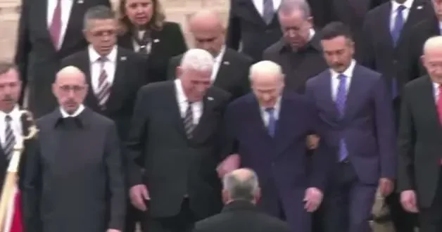 Anıtkabir de çarpıcı anlar kamerada! Müsavat Dervişoğlu, Bahçeli nin koluna girip...