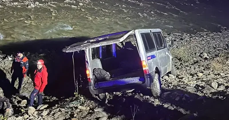 Hakkari’de kaçak göçmenleri taşıyan minibüs dereye yuvarlandı: 20 yaralı