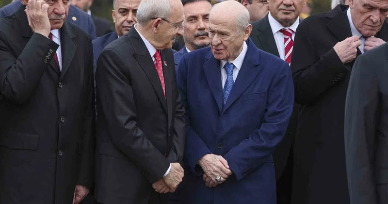 Anıtkabir deki Cumhuriyet töreninde Bahçeli ve Kılıçdaroğlu uzun süre sohbet etti