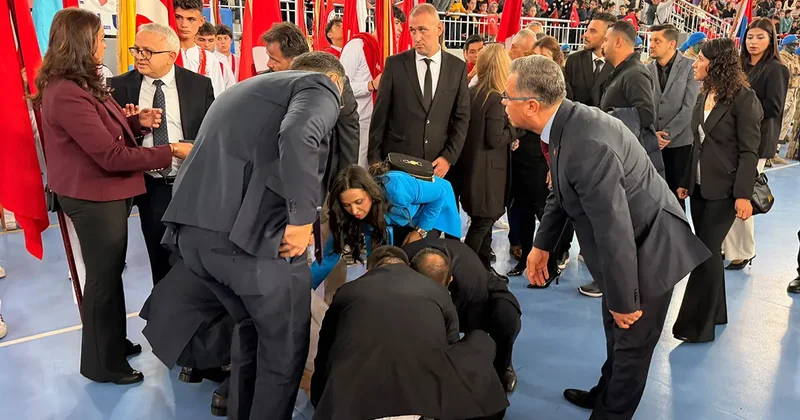 Bayrak taşıyan öğrenci yere yığıldı! İlk müdahale milletvekilinden geldi