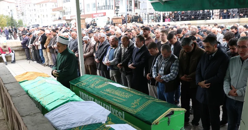Çorum Alaca da kazada yaşamını yitiren aynı aileden 3 kişi Yozgat ta defnedildi