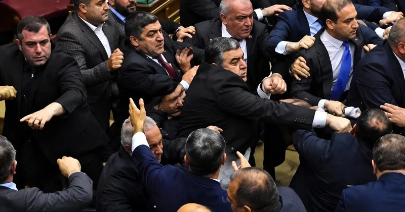 Parlamentoda yumruklar konuştu! Milletvekilleri birbirlerine girdi