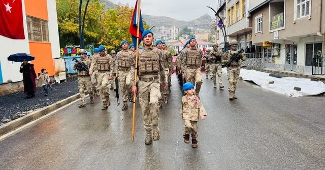 Beytüşşebap ta minik çocuk yağmurlu havada askerlerin kortejine eşlik etti Şırnak Haber Habertürk Yerel Haberler