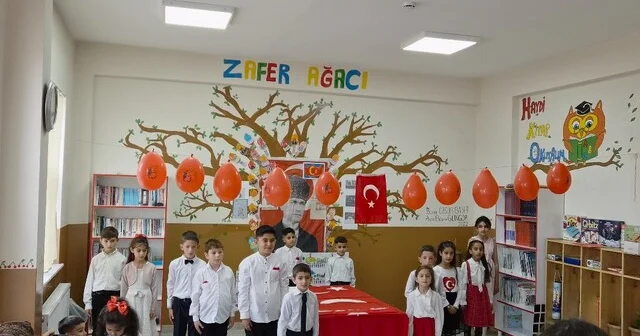 Minik yüreklerden Cumhuriyet e anlamlı armağan: İstiklal Marşı nın 10 kıtasını ezberlediler Kars Haber Habertürk Yerel Haberler