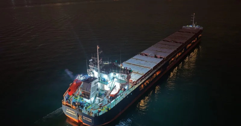 Kanlıca da makine arızası yapan kargo gemisi Boğaz trafiğini çift yönlü durdurdu