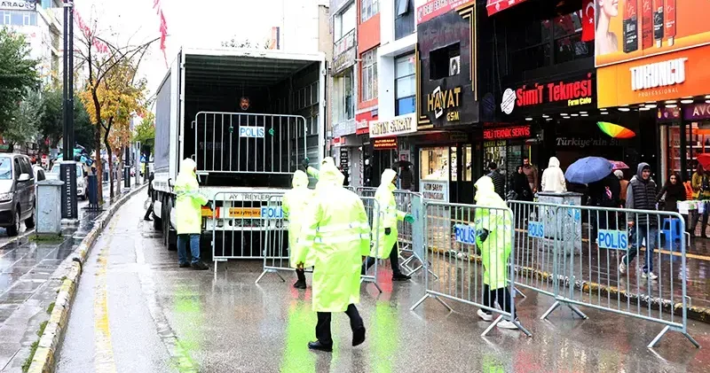 Van’da 29 Ekim törenleri yağmur nedeniyle kapalı alana alındı