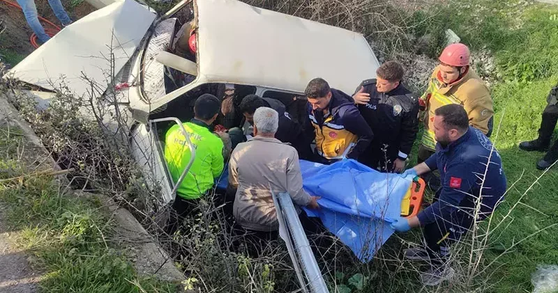 Kırkağaç’ta otomobil şarampole devrildi; 2 yaralı