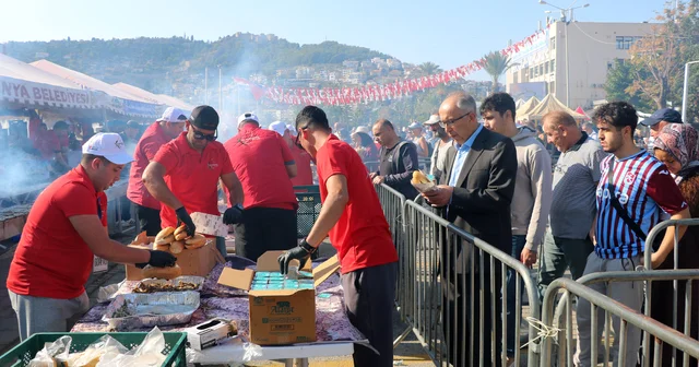 Festivalde ekmek arası hamsi kuyruğu Antalya Haberleri
