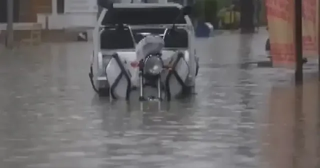 Çeşme de sağanak sonrası caddeler göle döndü VİDEO İZLE