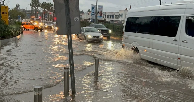 Bodrum da sağanak; 1 evi su bastı, yollar göle döndü Muğla Haberleri