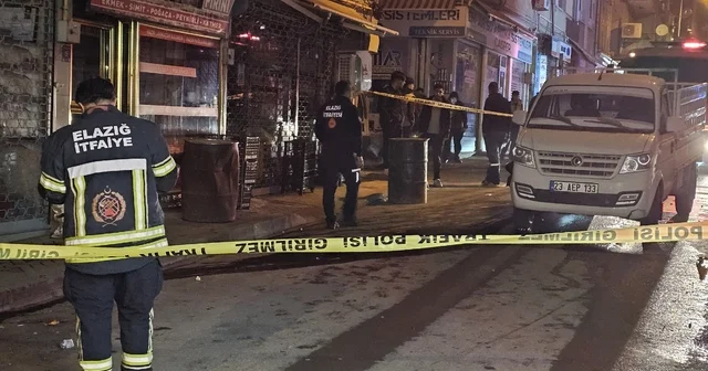 Motosikletin çarptığı pikabın yakıt deposu delindi: Yol trafiğe kapatıldı Elazığ Haberleri