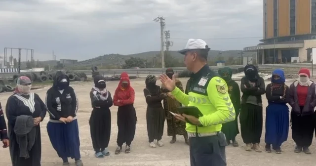 Osmaniye de 15 kişilik minibüsten 30 işçi çıktı Osmaniye Haberleri