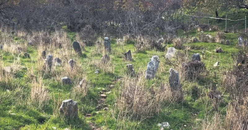 Osmanlı mezarlarını defineciler tahrip etti