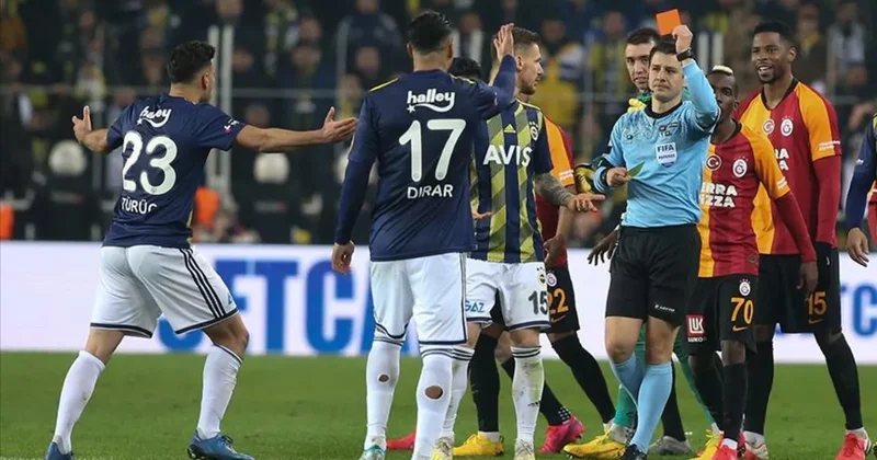 Derbide kartlar havada uçuşuyor