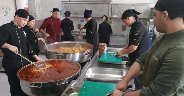 Meslek lisesinin kazanları, ihtiyaç sahibi öğrenciler için kaynıyor İzmir Haberleri