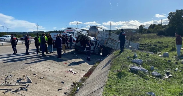 Hafif ticari araç, kamyonete çarptı; 2 si ağır 5 yaralı Çanakkale Haberleri