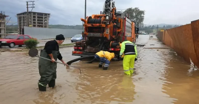 İzmir i sağanak vurdu: Rüzgar nedeniyle cami minaresi devrildi