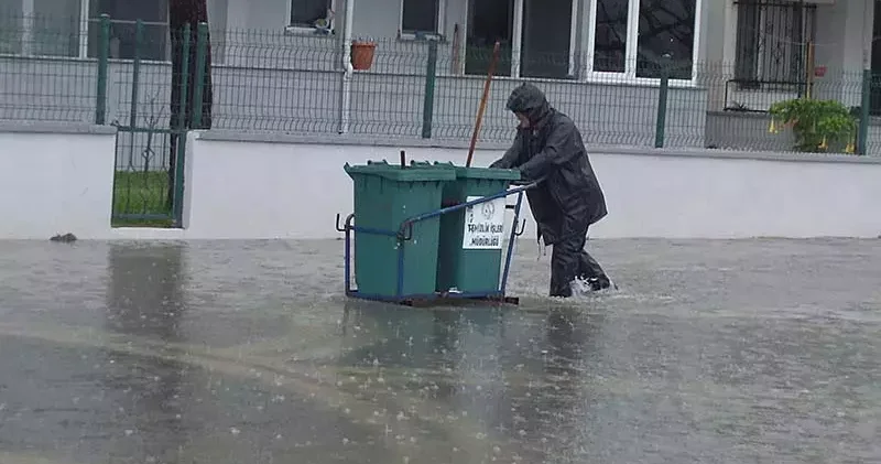 Balıkesir de sağanak; yollar göle döndü, evler su bastı