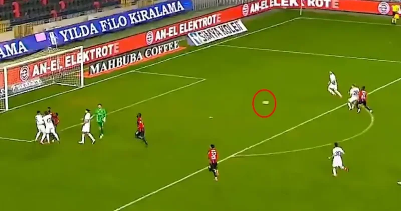 Süper Lig de ilginç anlar! Herkes kavgayı ayırırken o hücum edip gol attı
