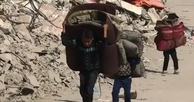 İsrail zulmünden kaçan Gazzeli çocuklar kendilerinden büyük yüklerin altına giriyor VİDEO İZLE