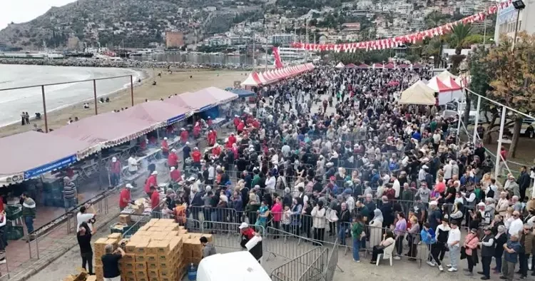 Kuyruk uzadıkça uzadı! Tonlarcası vatandaşa ücretsiz dağıtılacak