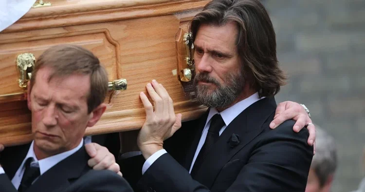 Sinemanın gülen ve güldüren yüzüydü... Bir genç ölüm hayatını değiştirdi... Artık sahte bir isimle geçmişinden saklanıyor