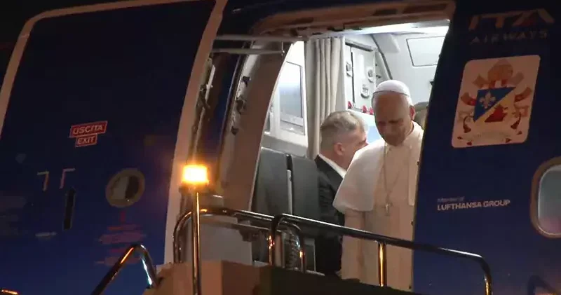 Papa’nın uçağı için teknisyen geldi; yazılım yüklemesi yapılacak