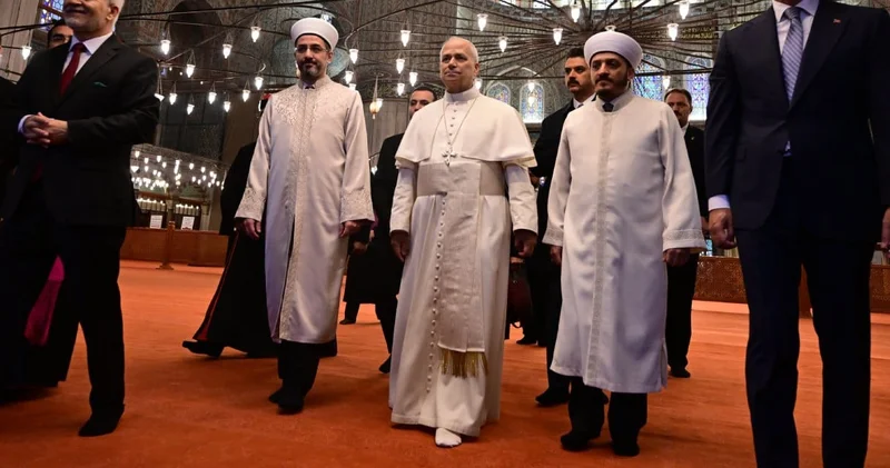Papa dan Sultanahmet Camii ne ziyaret! Ayakkabı detayı dikkat çekti
