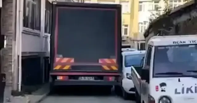 Kamyonet sürücüsü araçlara çarparak yoluna devam etti VİDEO İZLE