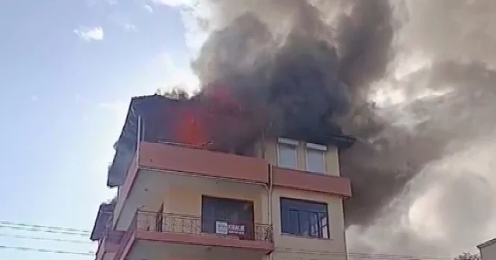 Antalya da yangın paniği... Anne ve çocuklarını kapıyı kırarak kurtardılar