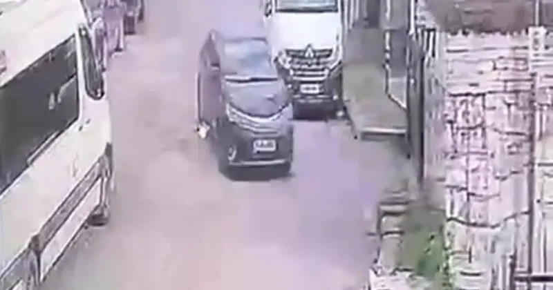 Kocaeli’de el freni çekilmeyen otomobil bahçe duvarına çarptı