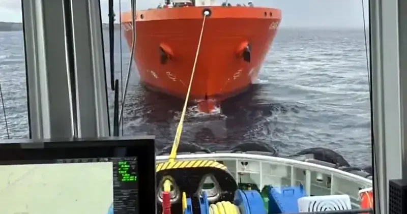 Çanakkale Boğazı nda arızalanan tanker, Karanlık Liman a çekildi