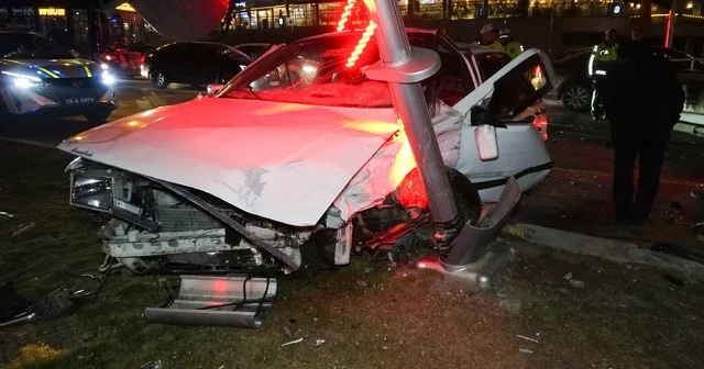 Polisten kaçan ehliyetsiz sürücü, kırmızı ışıkta geçerek kazaya neden oldu; 3 yaralı Erzurum Haberleri