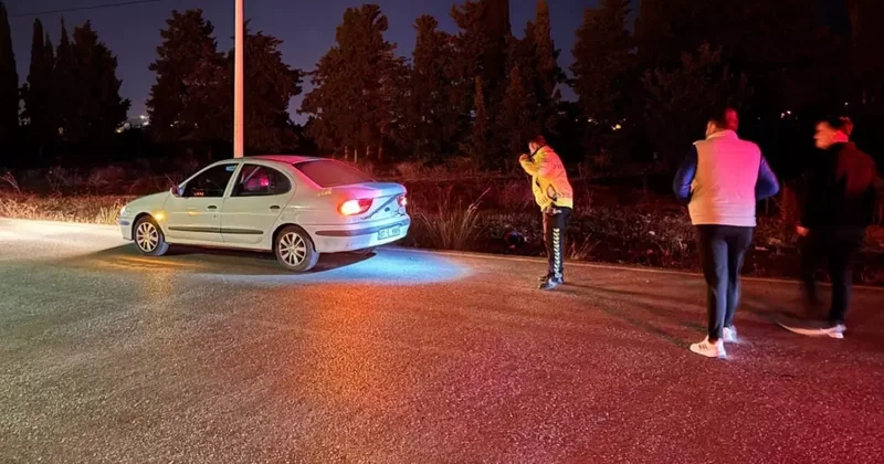 Kaza yapan motosiklet sürücüsünün dişlerini telefon ışığıyla aradılar