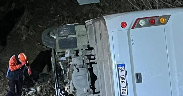 Siirt te maden işçilerini taşıyan midibüs uçuruma yuvarlandı: 2 si ağır 15 yaralı Siirt Haberleri