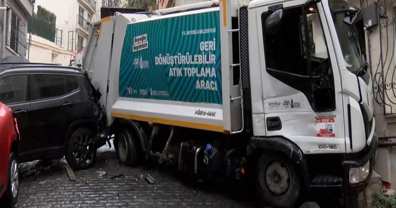 Beyoğlu nda çöp aracı kontrolden çıktı evin duvarına daldı