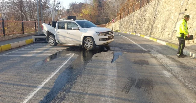 Tunceli de kamyonet, 7 metre yükseklikten düştü: 4 yaralı Tunceli Haberleri
