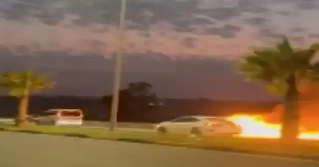 Seyir halinde yanan otomobil alevler içinde metrelerce ilerledi: Sürücü şans eseri kurtuldu VİDEO İZLE