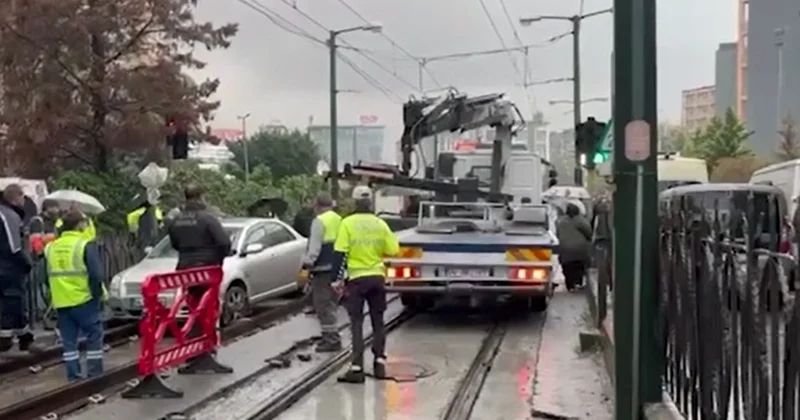 Tramvay yoluna otomobil girdi: Seferler aksadı Sözcü Gazetesi