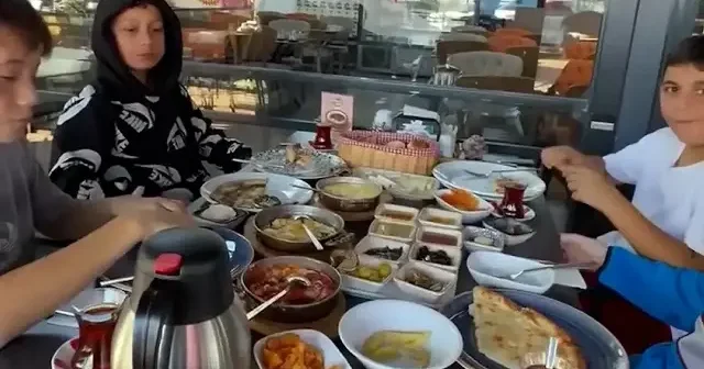 Trabzon’da yürek ısıtan sabah: Kahvaltıya gelen küçük beyefendilere işletme sahibinden jest VİDEO İZLE