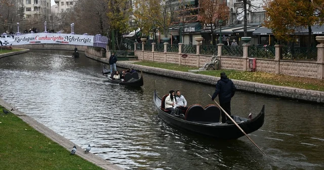 Eskişehir de soğuk havaya rağmen gondol keyfi yaptılar Turistler Porsuk Çayı na akın etti Eskişehir Haberleri