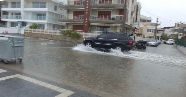 Burhaniye de sağanak yağış yolları göle çevirdi, bazı evlerin bodrumlarını su bastı Balıkesir Haberleri