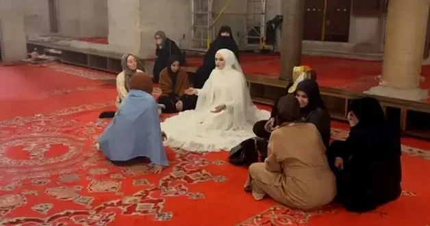 Moldovalı Elena nikah günü gelinliğiyle camiye gitti, turiste İslam ı anlattı