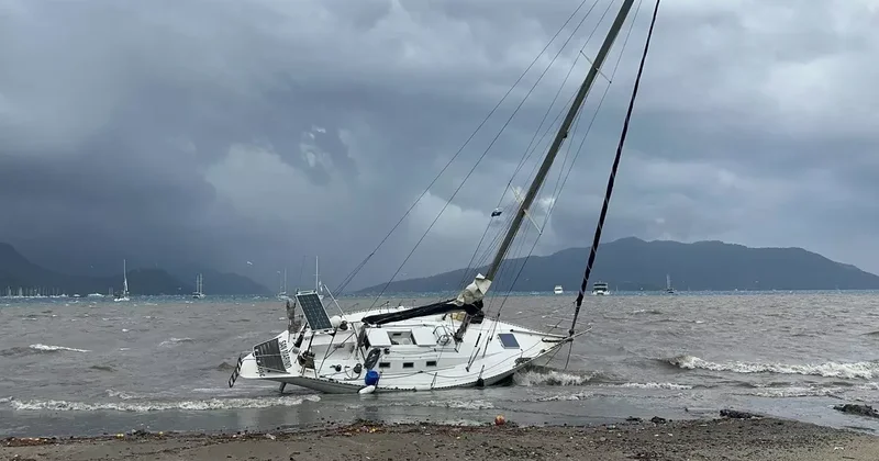Marmaris te sağanak ve kuvvetli rüzgar; yelkenli tekneler karaya vurdu