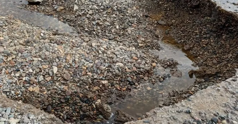 Çanakkale de sağanak yağış: Sahil yolu kapandı!