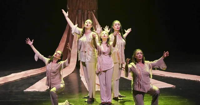 Mersin de emekli evi üyeleri Ben Anadolu oyununa yoğun ilgi gösterdi Mersin Haberleri