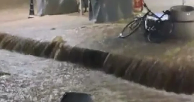 Çeşme de etkili sağanak: Adeta denizle kara birleşti İzmir Haberleri