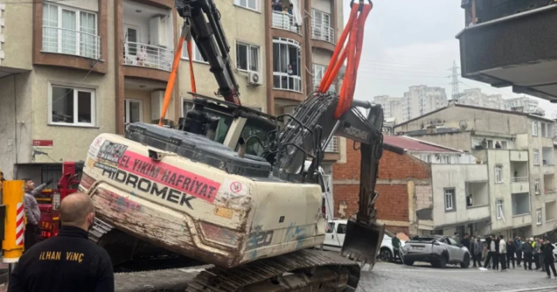 İş makinesi devrildi: Şans eseri kurtuldular Sözcü Gazetesi