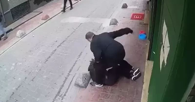 Beyoğlu’nda güvenlik görevlisi kendisine küfreden kişiyi darbetti; adam dövdüm’ diyerek teslim oldu